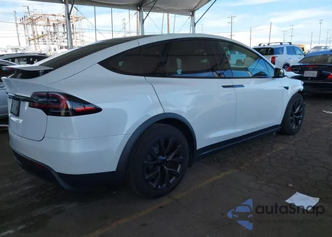 2024 Tesla Model X Long Range z USA, uszkodzony, nr VIN 7SAXCBE52RF441278